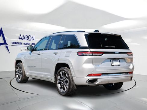 Used 2023 Jeep Grand Cherokee Overland w/ Advanced Protech Group III AWD/4WD image 2