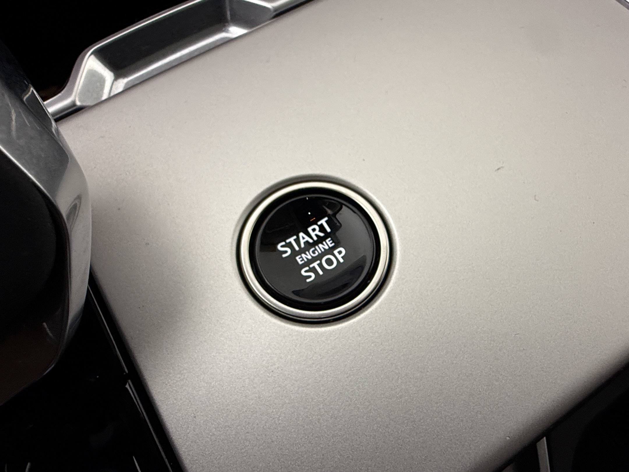 Used 2025 Land Rover Range Rover SE AWD/4WD image 16
