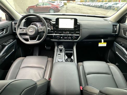New 2025 Nissan Pathfinder SL image 31