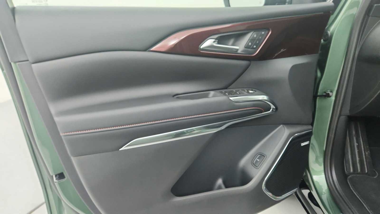 New 2027 Chevrolet Traverse RS FWD image 23