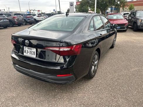 Used 2024 Volkswagen Jetta SE FWD image 3