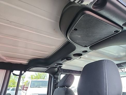 Used 2018 Jeep Wrangler Unlimited Sahara w/ Connectivity Group AWD/4WD image 27