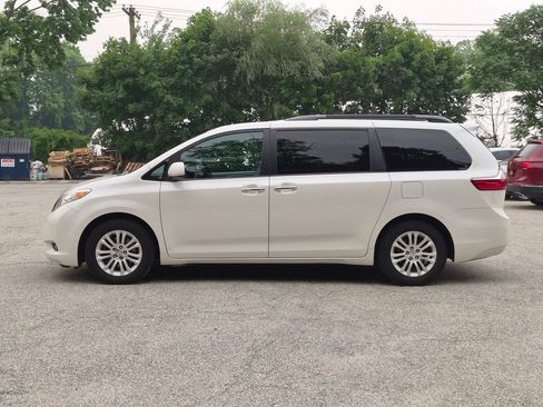 Used 2017 Toyota Sienna XLE w/ XLE Navigation Package FWD image 9