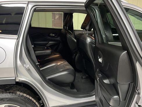 Used 2020 Jeep Cherokee Limited image 12