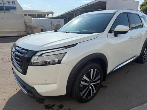 Used 2024 Nissan Pathfinder Platinum FWD image 10