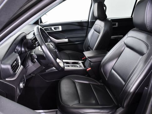 Used 2022 Ford Explorer XLT w/ Equipment Group 202A image 6