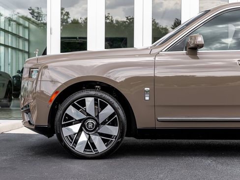 Certified 2025 Rolls-Royce Cullinan AWD/4WD image 9