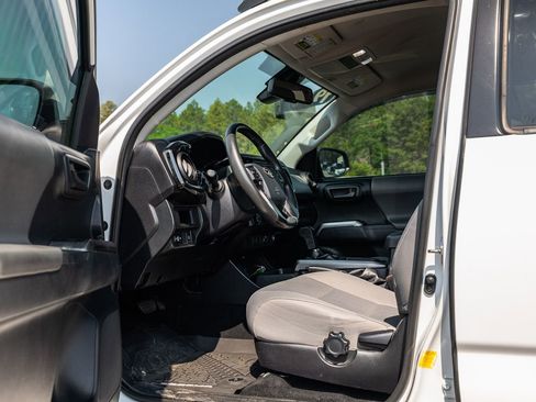 Used 2019 Toyota Tacoma SR5 AWD/4WD image 27