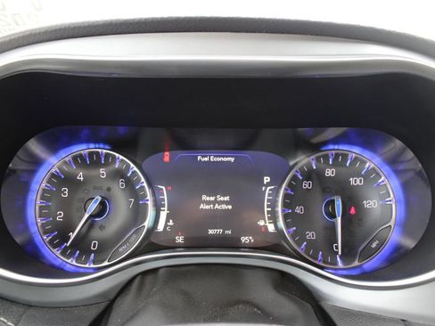 Used 2026 Chrysler Pacifica Limited FWD image 11
