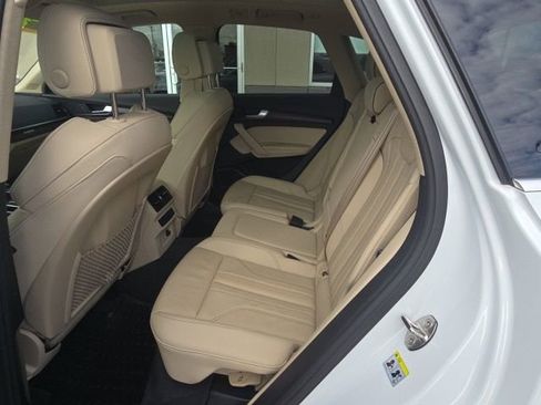 Used 2024 Audi Q5 e Premium Plus w/ Premium Plus Package image 11