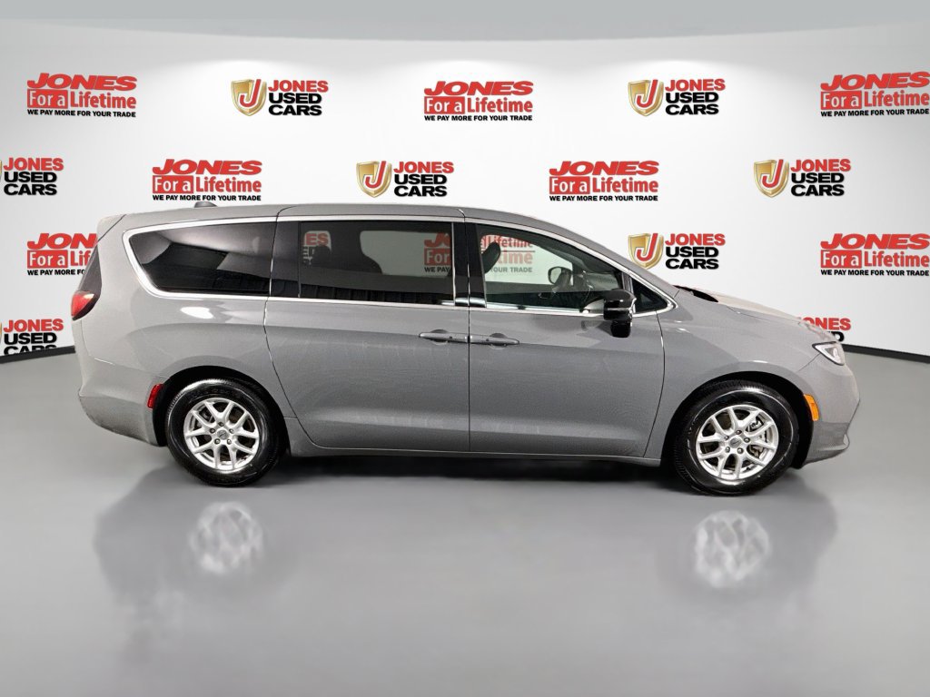 Used 2025 Chrysler Pacifica Select FWD image 18