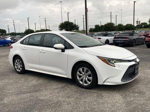 Used 2020 Toyota Corolla LE FWD image 3