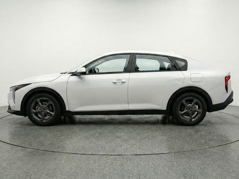 Used 2025 Kia K4 LXS image 5