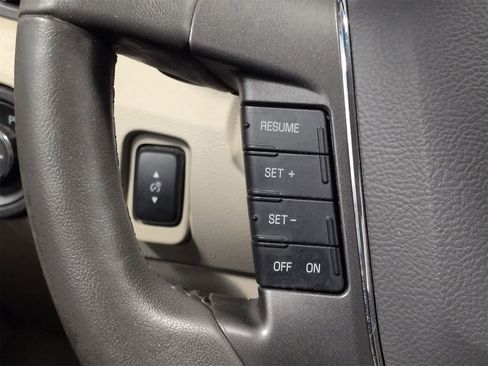 Used 2010 Ford Taurus SEL image 24