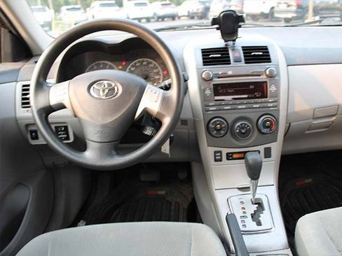 Used 2011 Toyota Corolla LE FWD image 9