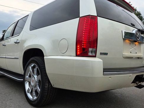 Used 2010 Cadillac Escalade ESV Luxury AWD/4WD image 11