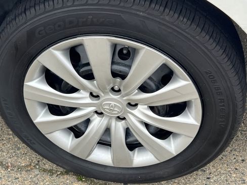 Used 2013 Toyota Corolla LE image 18