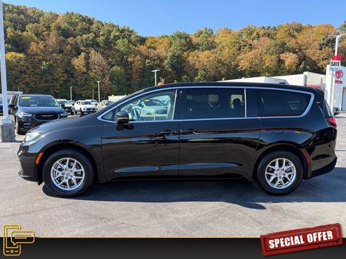 Used 2024 Chrysler Pacifica Touring-L image 8