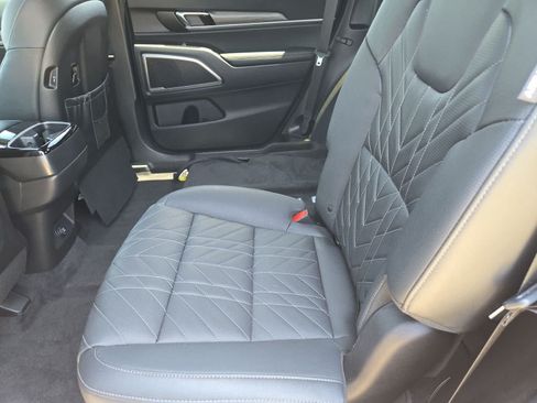 Used 2025 Kia Telluride AWD image 18
