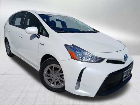 Used 2017 Toyota Prius V Four image 2