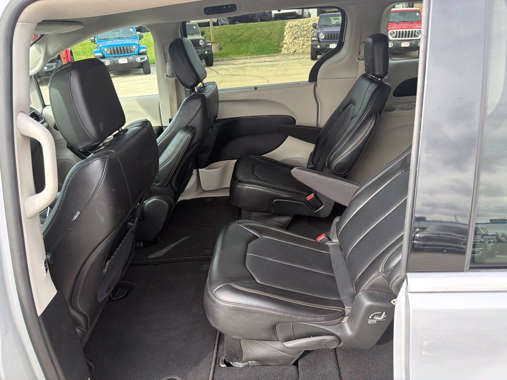 Used 2024 Chrysler Pacifica Touring-L FWD image 12
