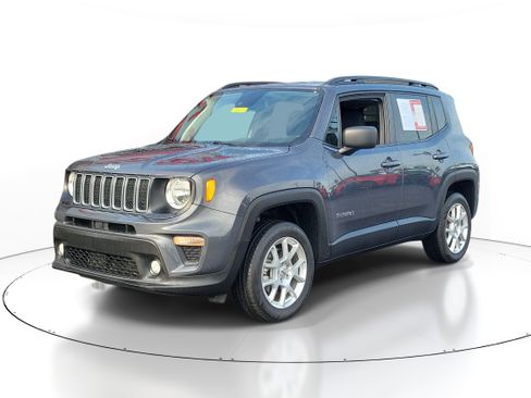 Used 2023 Jeep Renegade Latitude w/ Premium Group AWD/4WD image 2