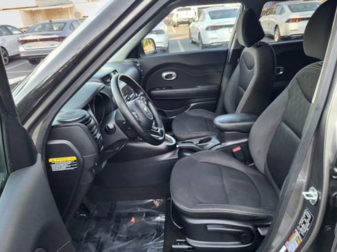 Used 2018 Kia Soul FWD image 12