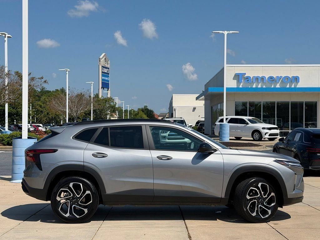Used 2026 Chevrolet Trax RS w/ Sunroof Package FWD image 4