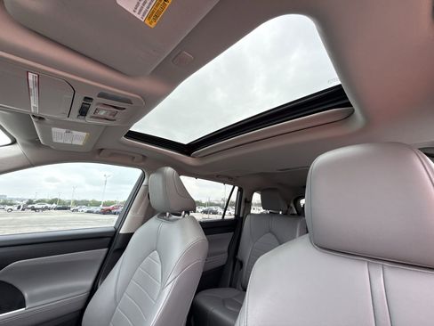 Used 2021 Toyota Highlander XLE FWD image 16