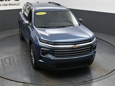 Used 2025 Chevrolet Traverse LT image 48