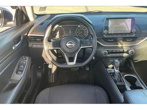 Used 2024 Nissan Altima 2.5 SV image 6