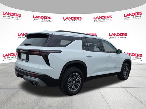 Used 2026 Chevrolet Traverse LT FWD image 3