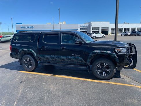 Used 2017 Toyota Tacoma TRD Sport w/ Tow Package (A/T) AWD/4WD image 1