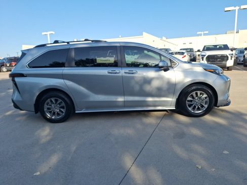 Used 2024 Toyota Sienna LE FWD image 7