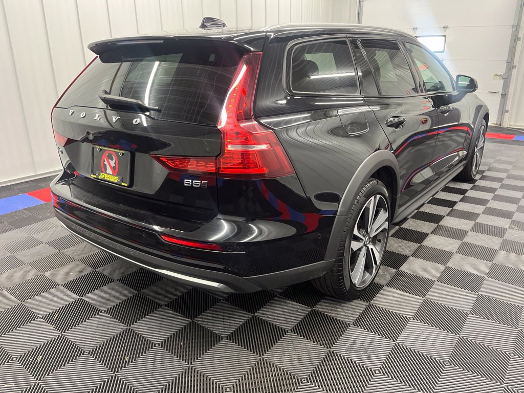 Used 2025 Volvo V60 B5 Cross Country Plus AWD/4WD image 2