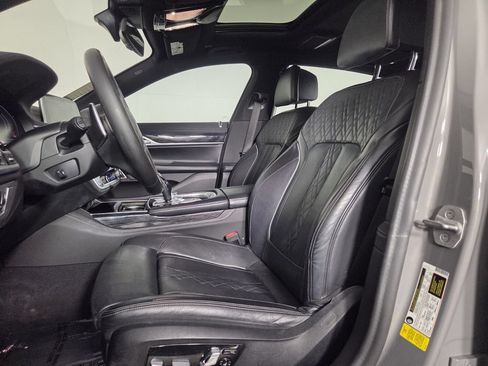 Used 2022 BMW 740i w/ M Sport Package RWD image 10