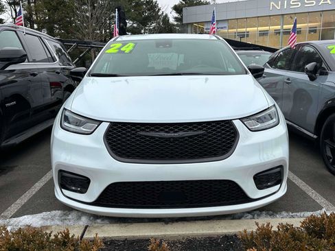 Used 2024 Chrysler Pacifica Limited image 3