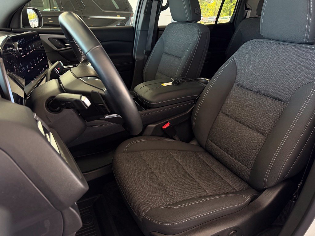 Used 2025 Chevrolet Traverse LT w/ LPO, Floor Liner Package FWD image 16