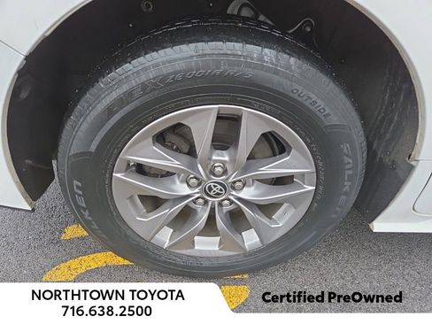 Used 2023 Toyota Sienna LE image 5