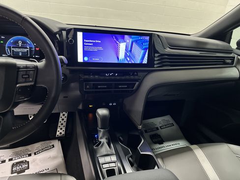 Used 2025 Toyota Camry SE image 33