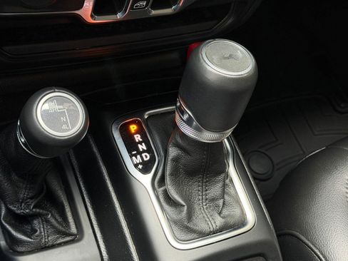 Used 2021 Jeep Wrangler Unlimited Sahara AWD/4WD image 15
