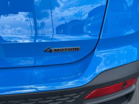 Certified 2025 Volkswagen Taos SE image 24