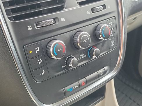 Used 2015 Dodge Grand Caravan SXT w/ UConnect Hands-Free Group FWD image 16