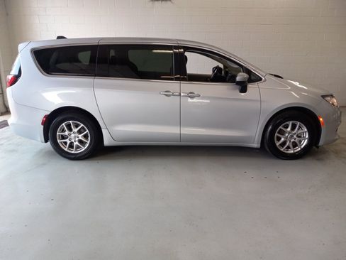 Used 2023 Chrysler Voyager LX FWD image 2