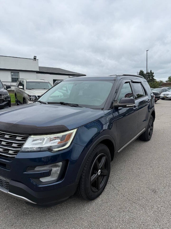 Used 2017 Ford Explorer XLT w/ Equipment Group 202A AWD/4WD image 38