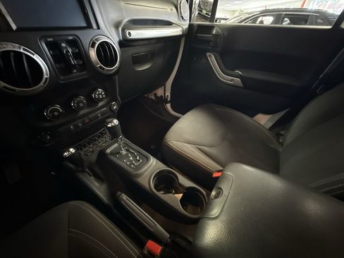 Used 2016 Jeep Wrangler Unlimited Rubicon w/ Connectivity Group AWD/4WD image 34