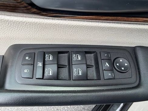 Used 2023 Chrysler Pacifica Limited FWD image 41