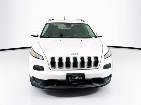 Used 2018 Jeep Cherokee Latitude FWD image 2