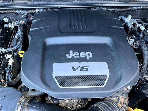 Used 2018 Jeep Wrangler Unlimited Rubicon w/ Connectivity Group AWD/4WD image 32
