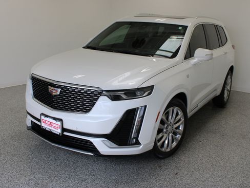 Used 2023 Cadillac XT6 Premium Luxury w/ Technology Package FWD image 2